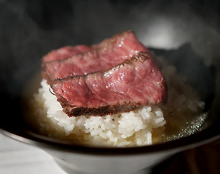 ミートバル肉たらしの出汁かける和牛ひつまぶし